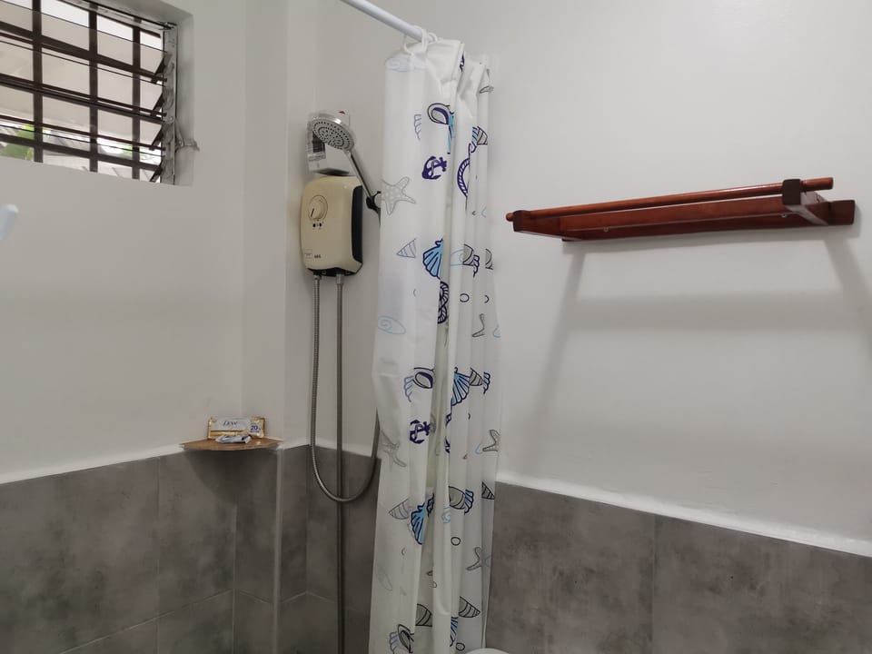 Standard Double Room, Courtyard View | Bathroom | Shower, free toiletries, soap, shampoo