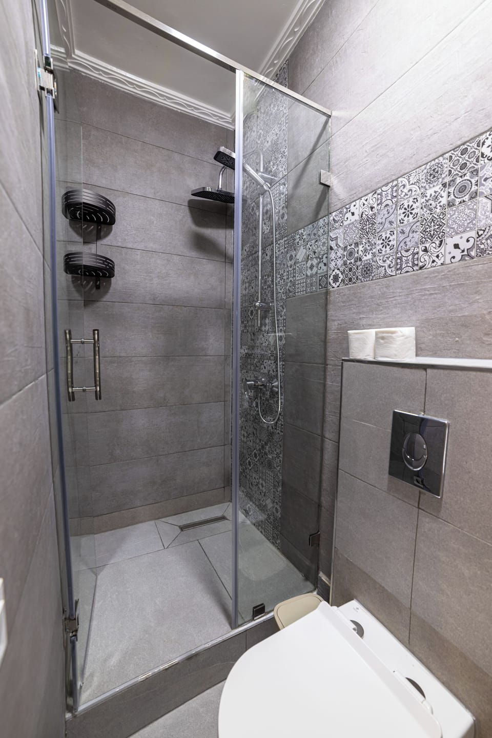 Room 1 | Bathroom | Shower, hair dryer, towels, soap