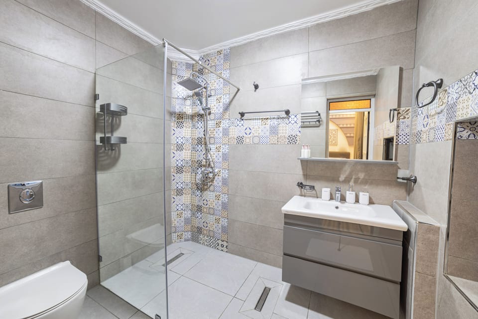 Room 3 | Bathroom | Shower, hair dryer, towels, soap