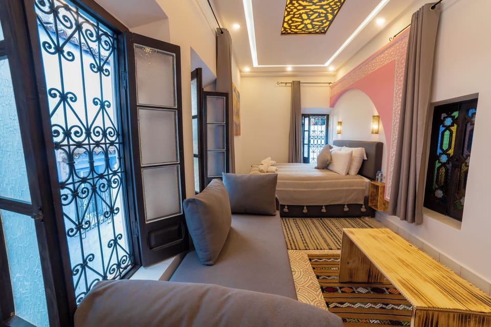 Room 6 | Living area | 32-inch Smart TV with satellite channels