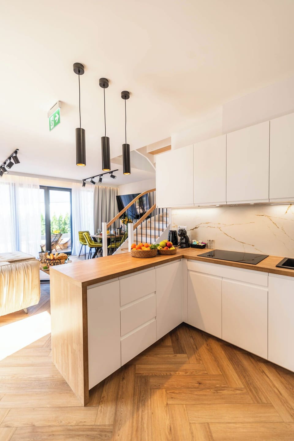 Full-size fridge, microwave, oven, stovetop