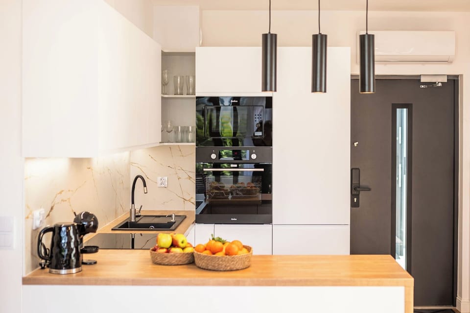 Full-size fridge, microwave, oven, stovetop