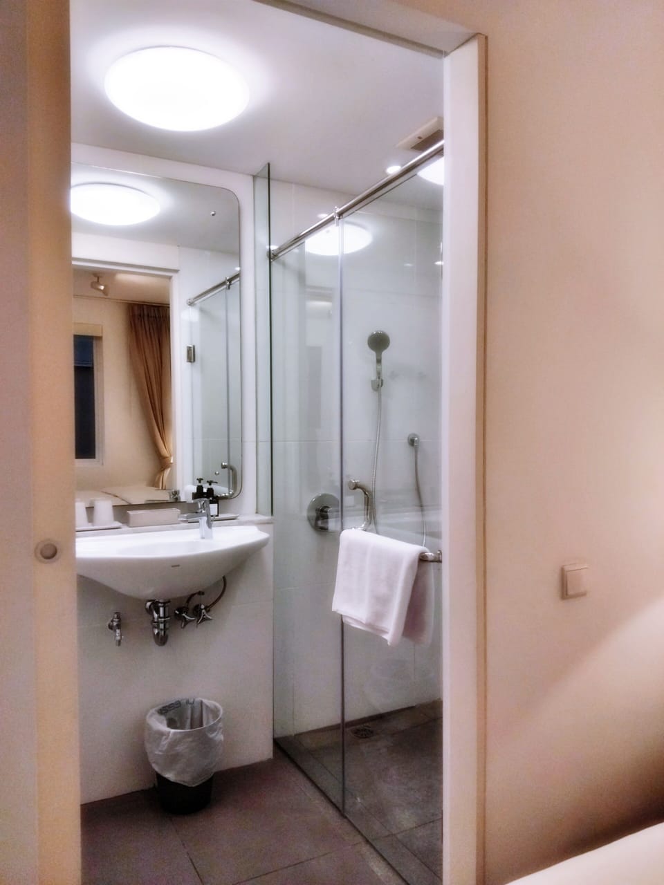 Deluxe Double Room, 1 Queen Bed | Bathroom | Free toiletries, hair dryer, slippers, towels
