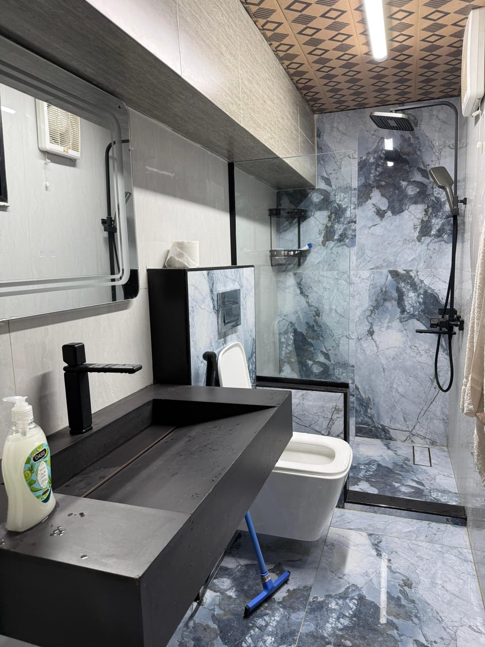 Deluxe Double Room | Bathroom | Shower, towels, soap, toilet paper