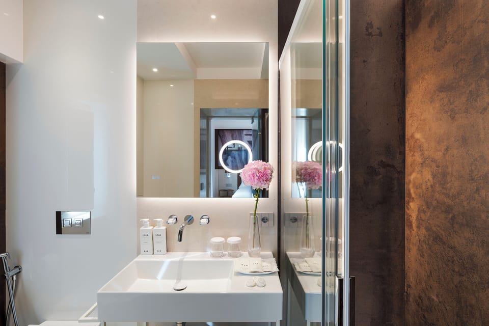 Superior Double Room, Garden View | Bathroom | Eco-friendly toiletries, hair dryer, bathrobes, slippers