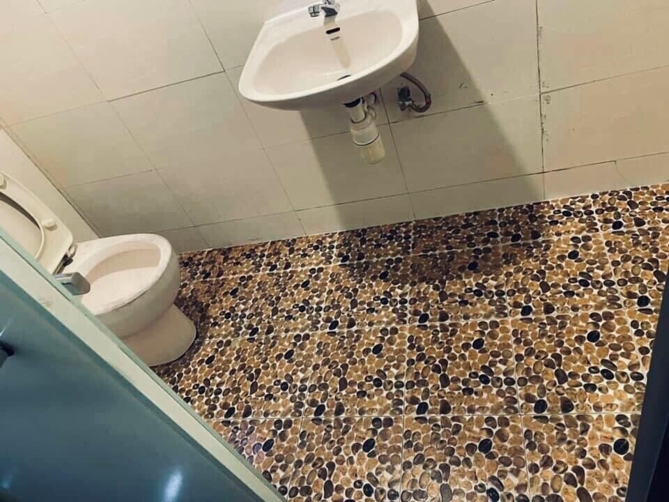 Basic Triple Room | Bathroom | Slippers, soap, shampoo, toilet paper