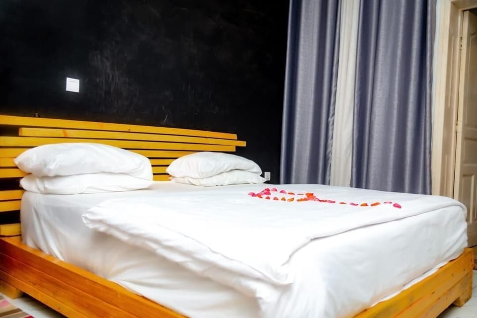 Classic Double Room | Desk, WiFi (free), individually decorated, individually furnished