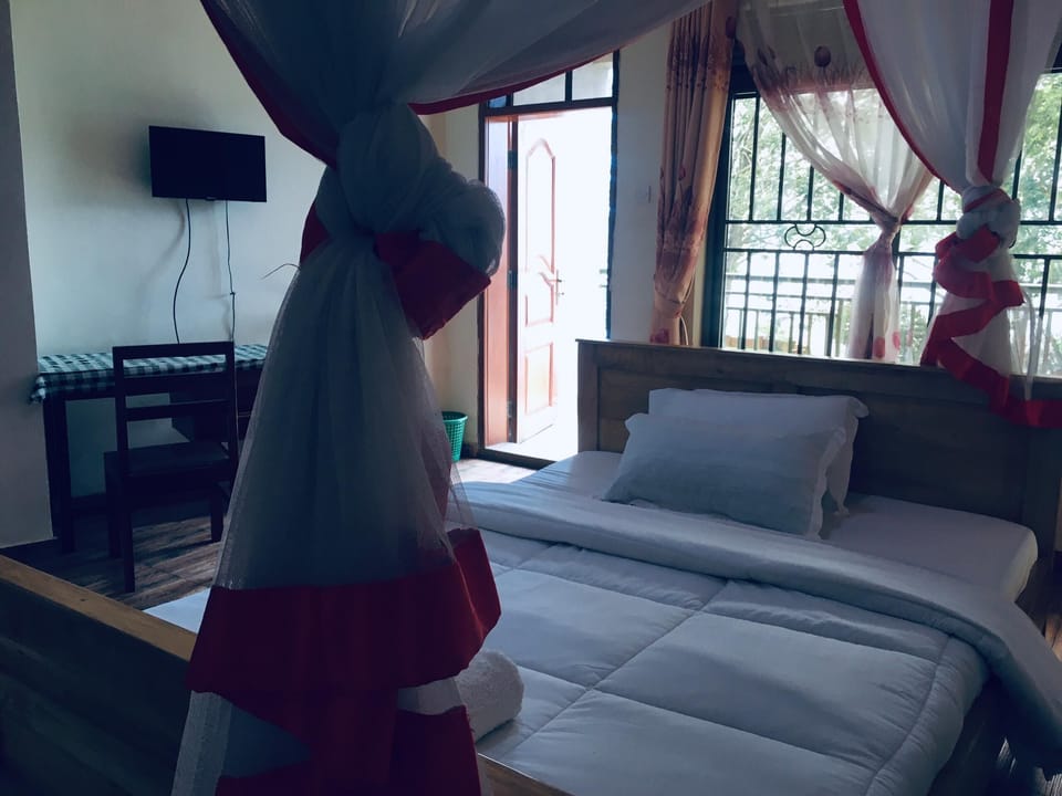 Deluxe Room, Balcony, Lake View | Desk, laptop workspace, bed sheets