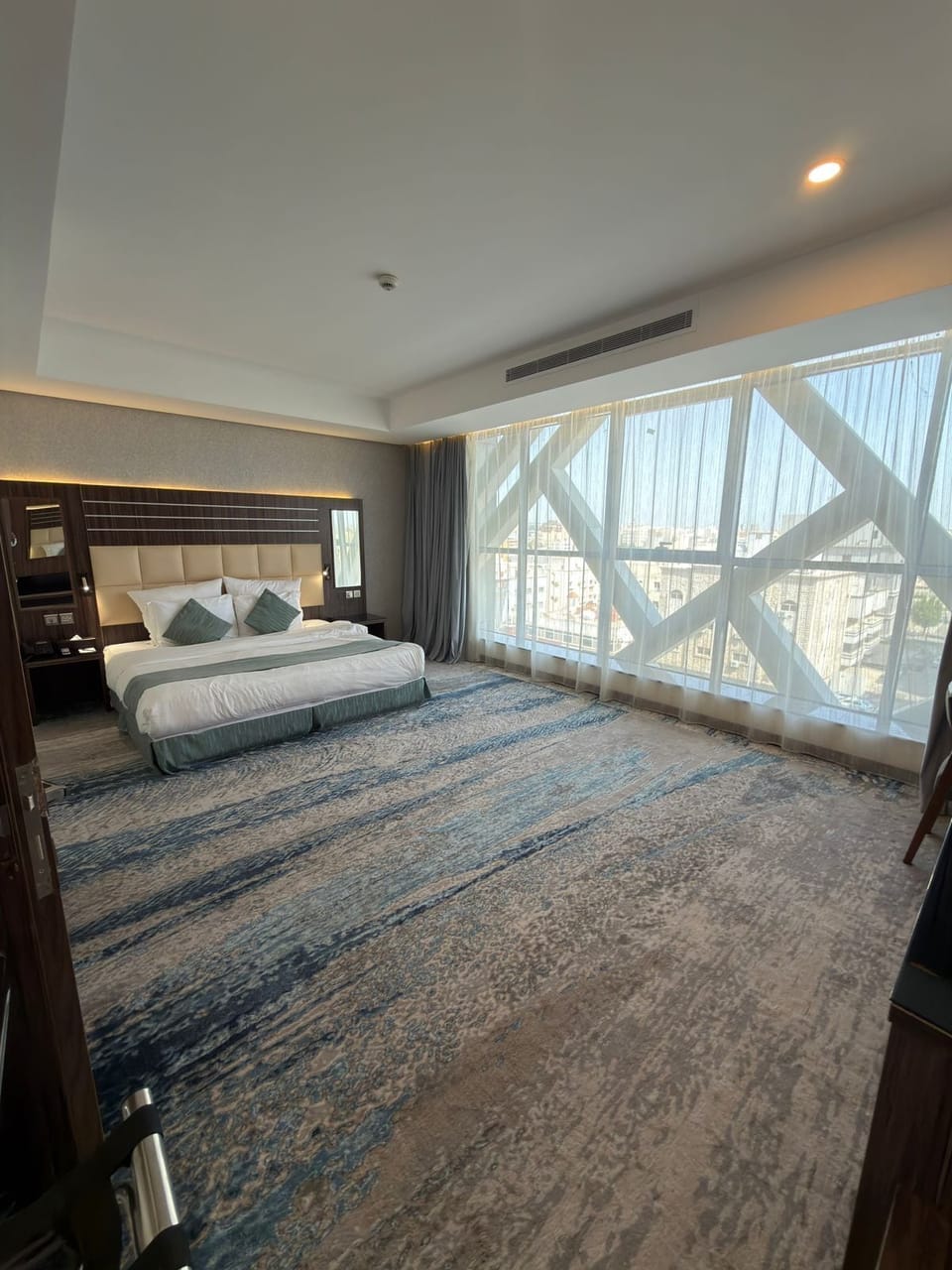 Executive Suite | In-room safe, desk, laptop workspace, blackout drapes