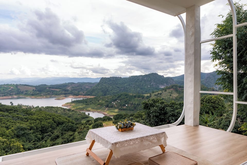 Panoramic House, 1 King Bed, Lake View, Mountainside | Living area