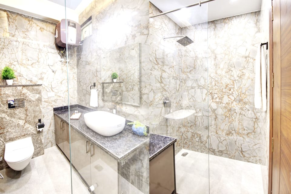 Shower, rainfall showerhead, free toiletries, hair dryer