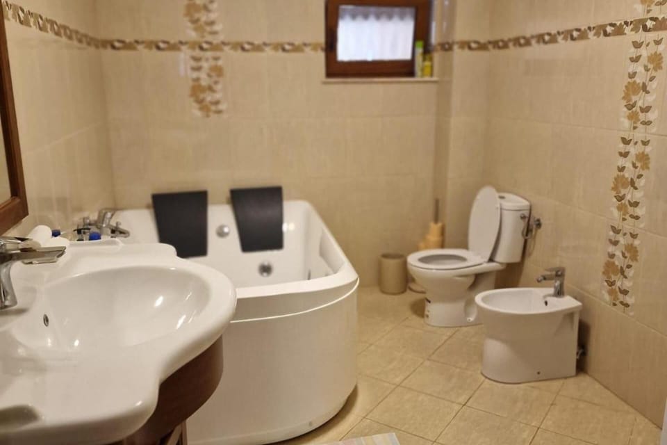 Bucovina-mountainhouse-5br-fireplace-hottub-wifi Villa in Romania