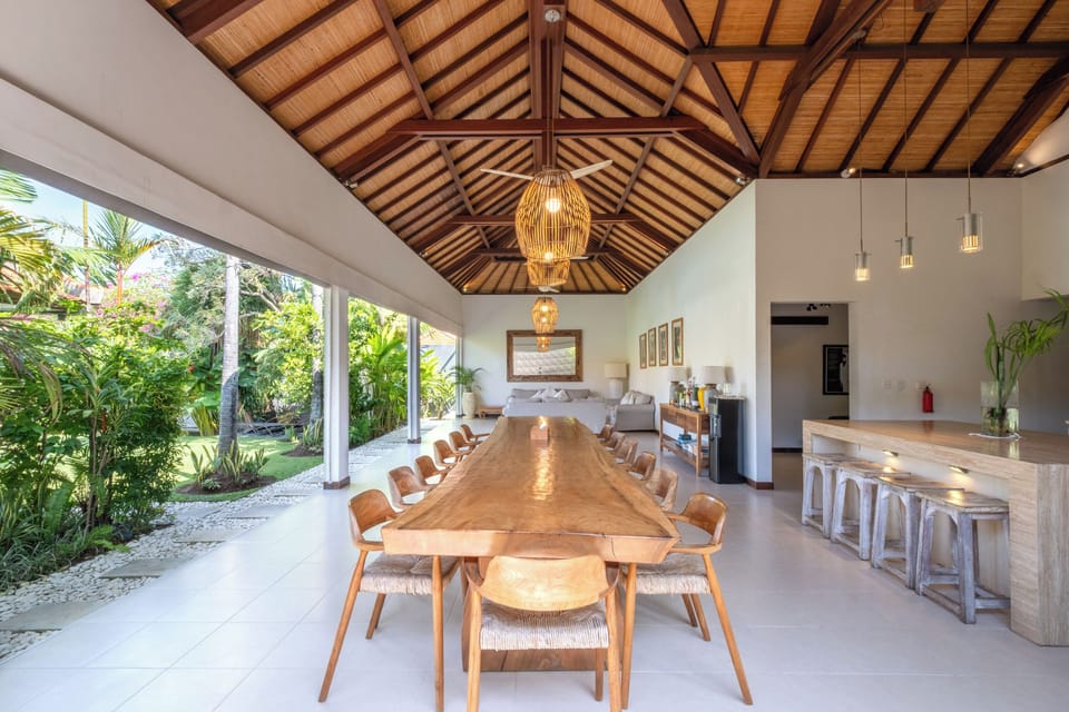 Deluxe Villa, Patio, Pool View | Dining room