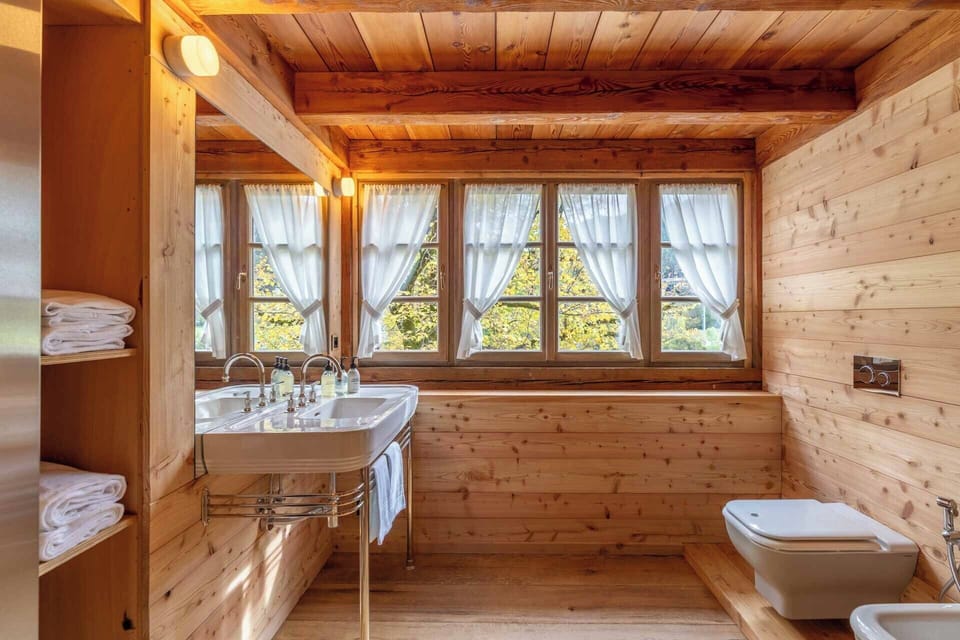 Exclusive Suite, Hot Tub | Bathroom | Bathrobes, slippers