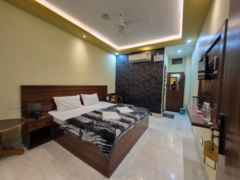 Basic Double Room | Desk, free WiFi, bed sheets