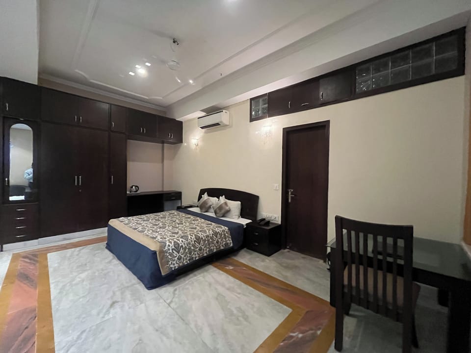 Deluxe Room | Desk, laptop workspace, blackout drapes, soundproofing
