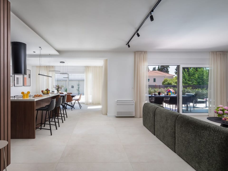 Villa (Four Bedroom Villa with Pool) | Dining room