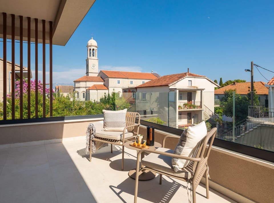 Villa (Four Bedroom Villa with Pool) | Balcony