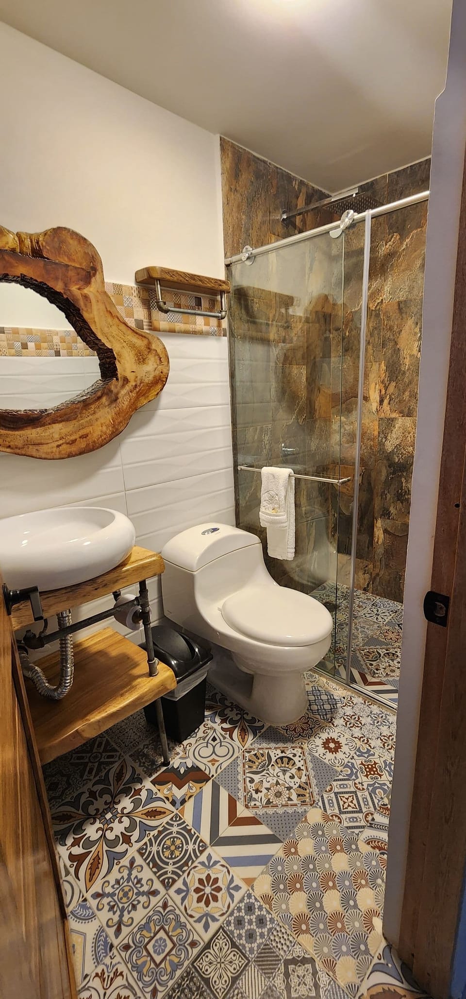 Single Room | Bathroom | Shower, towels, soap, shampoo