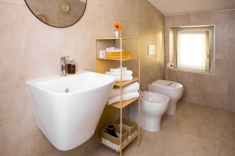 Family Suite | Bathroom | Shower, free toiletries, hair dryer, bathrobes