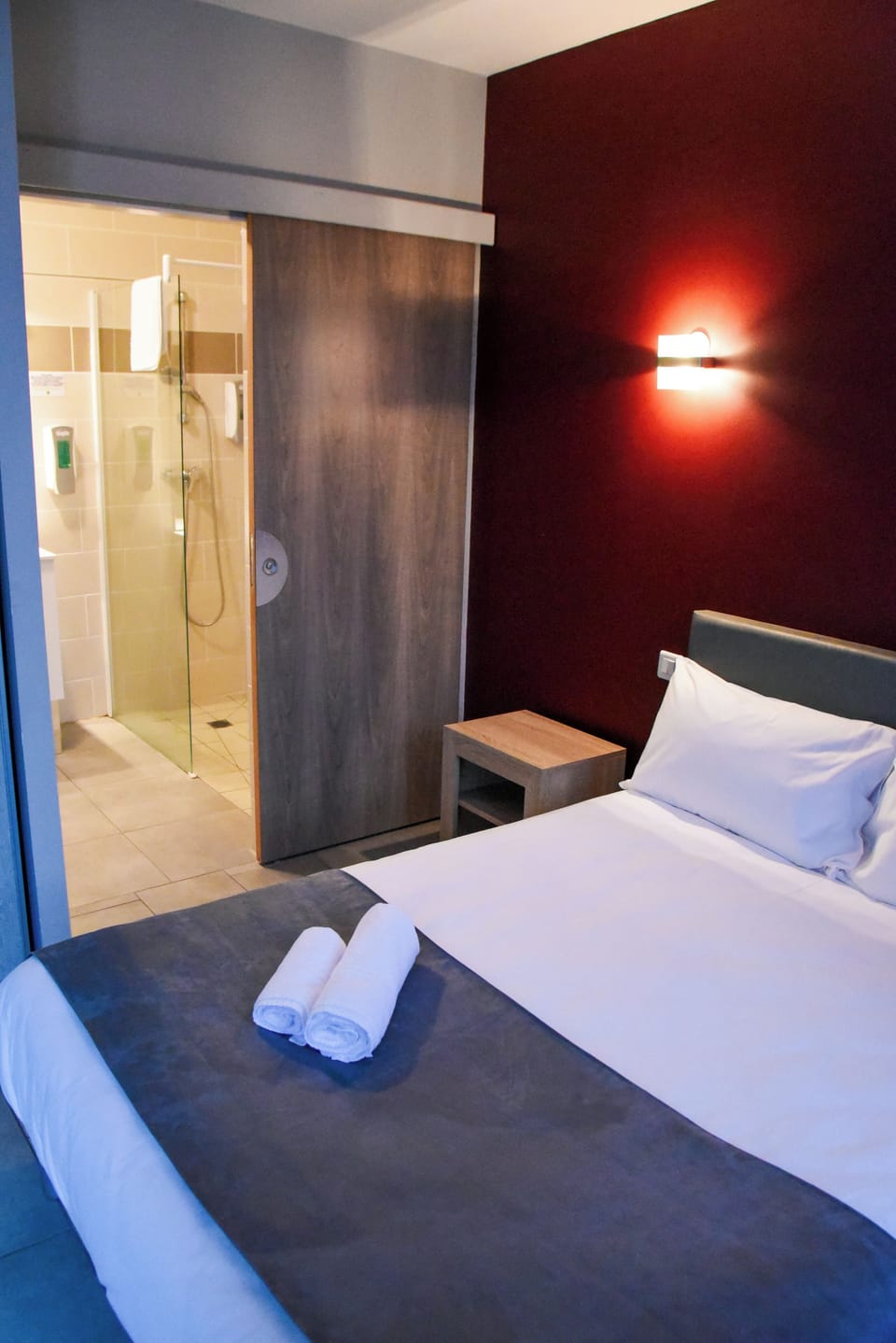 Room with a large bed | Hypo-allergenic bedding, desk, free WiFi, bed sheets