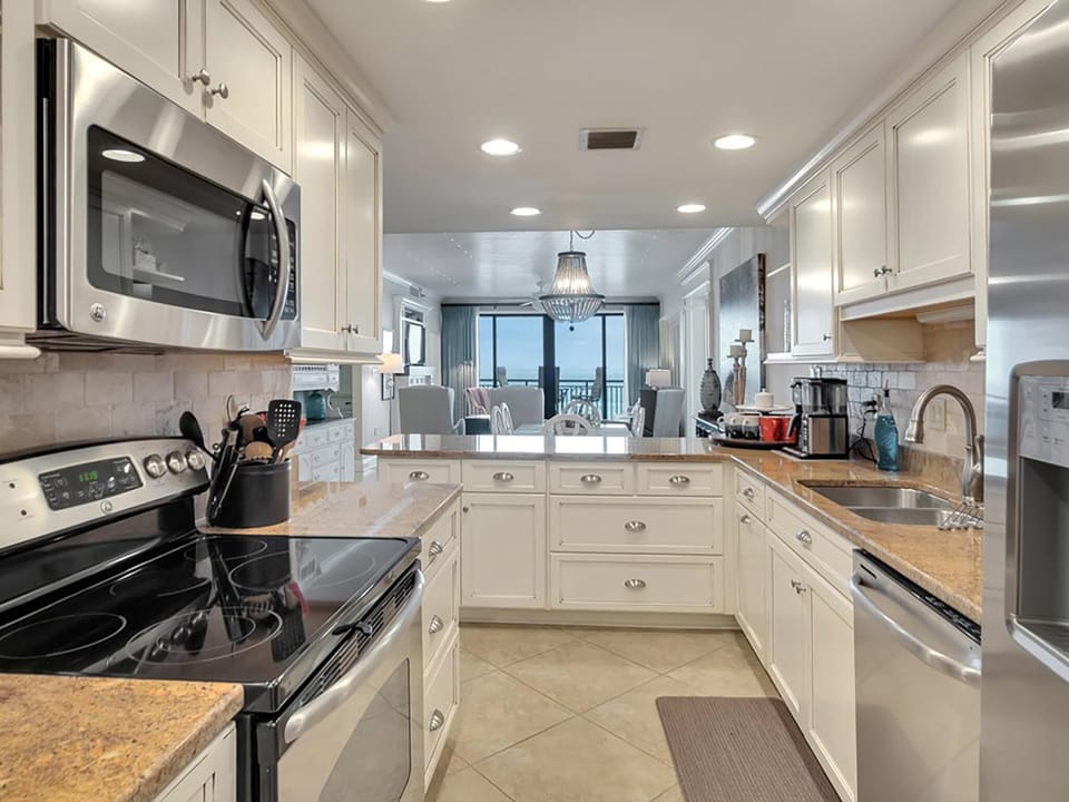 Condo, Multiple Beds (Navarre Towers 504) | Private kitchen | Oven, toaster, paper towels