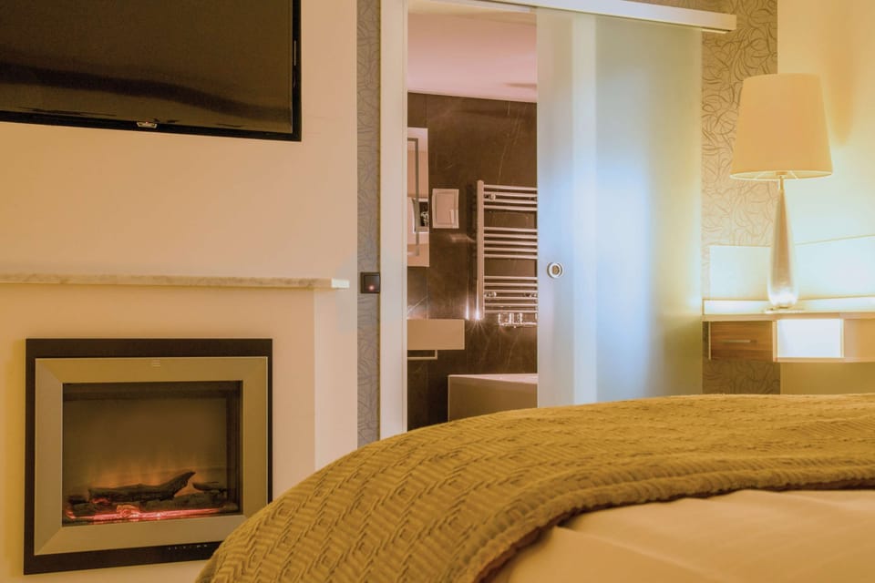 Deluxe Room, 1 Double Bed | Hypo-allergenic bedding, minibar, in-room safe, desk