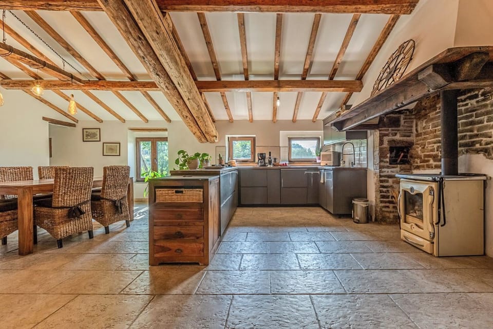 Apartment, 5 Bedrooms, Terrace, Mountain View | Private kitchen | Fridge, microwave, oven, stovetop