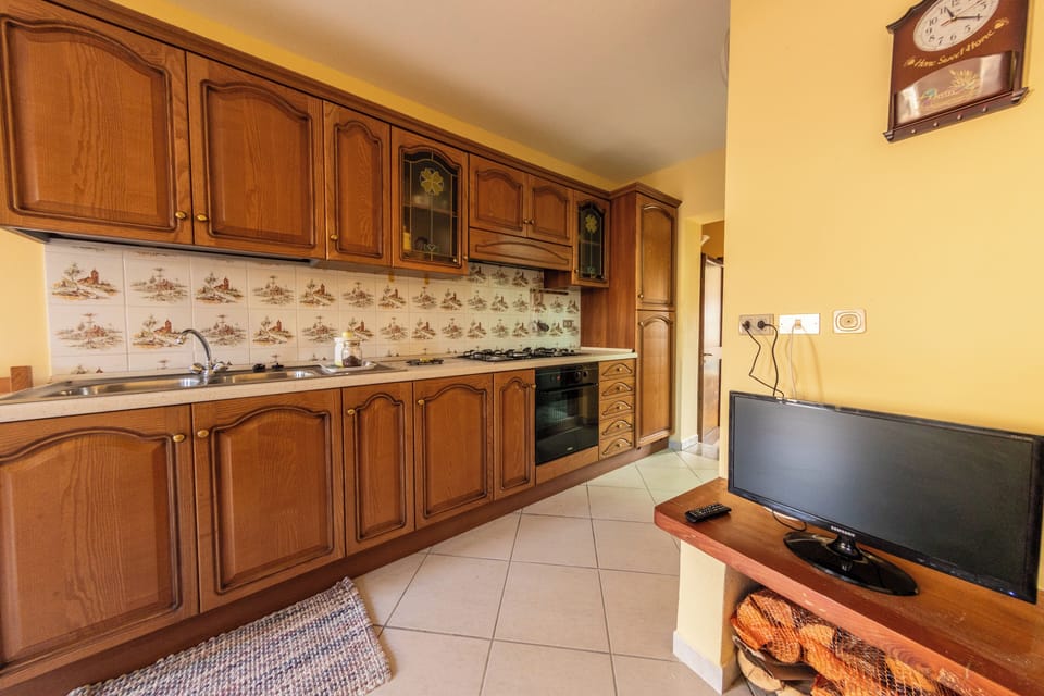 House, 1 Bedroom, Balcony | Private kitchen | Full-size fridge, microwave, oven, stovetop