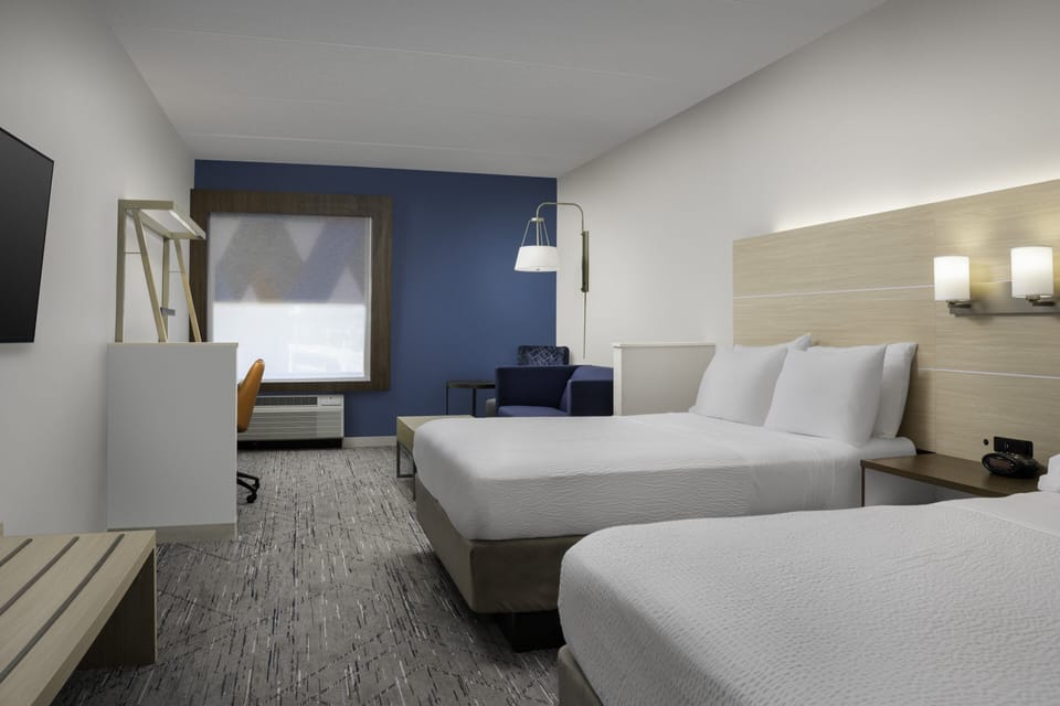 Premium bedding, in-room safe, desk, laptop workspace