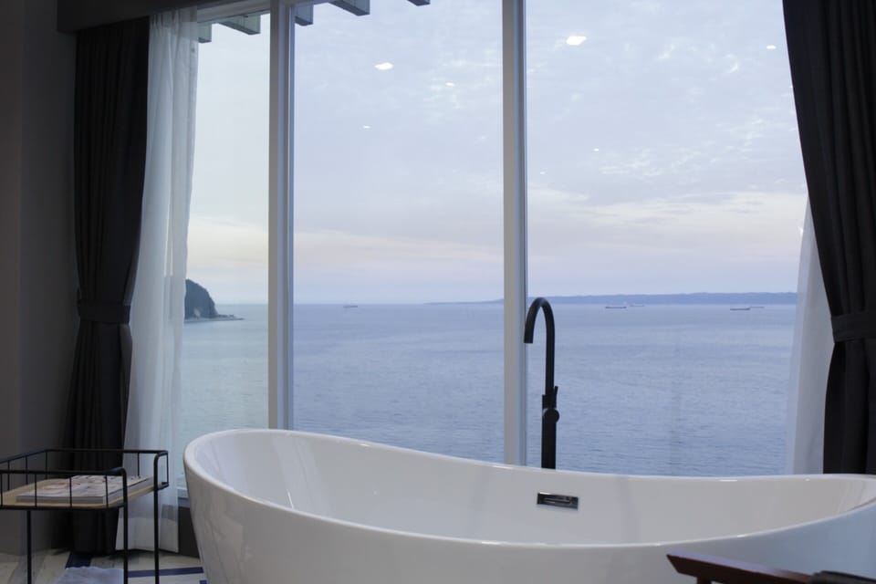 Royal Suite, Ocean View | Blackout drapes, WiFi (free), bed sheets