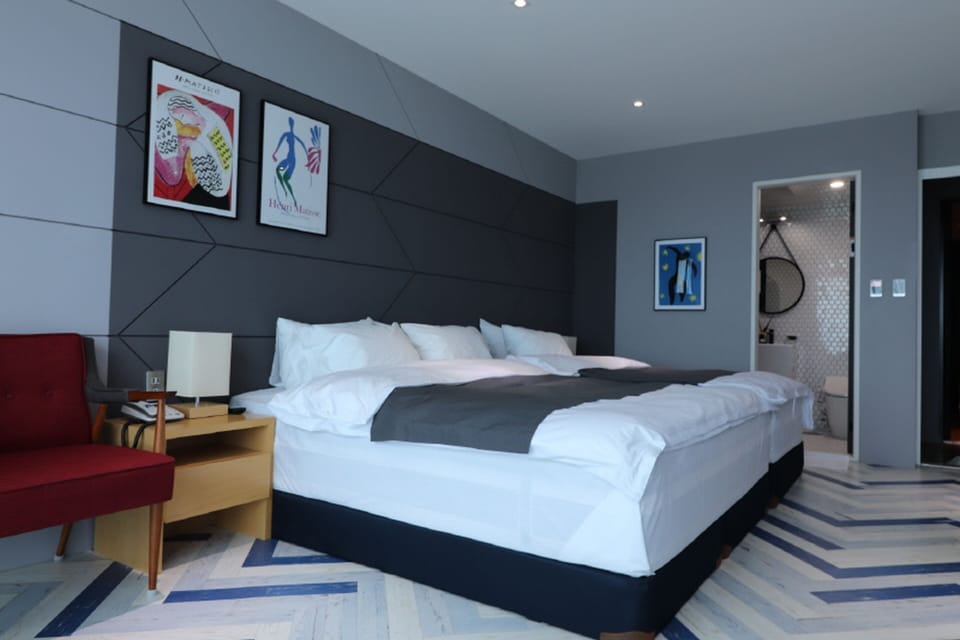Royal Suite, Ocean View | Blackout drapes, WiFi (free), bed sheets
