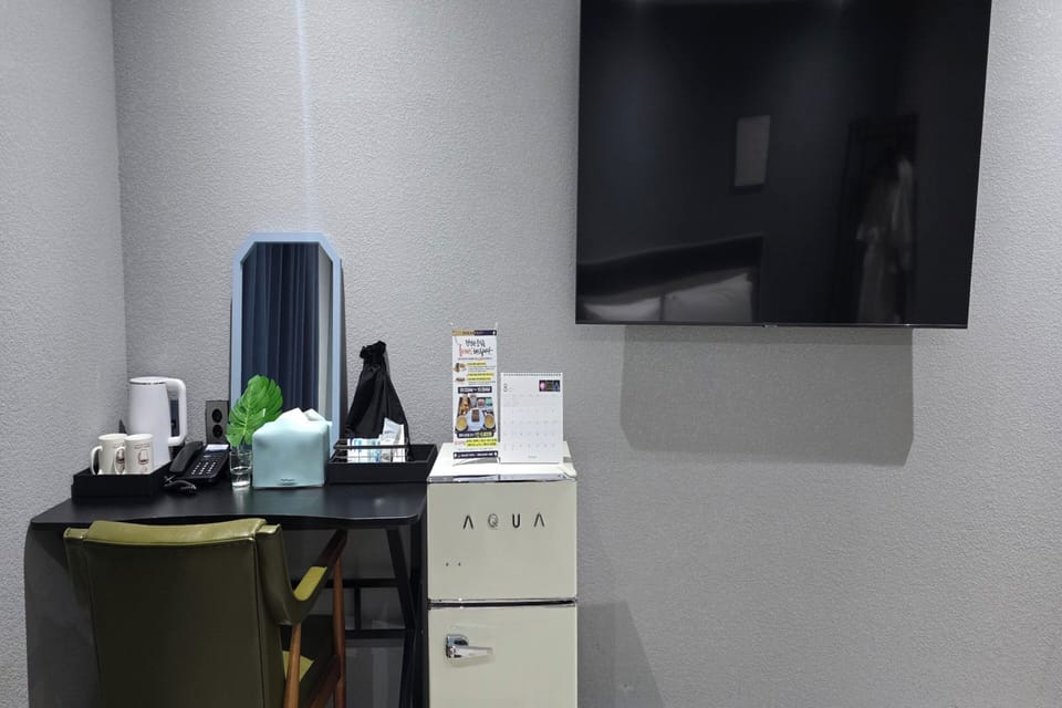 Blackout drapes, WiFi (free), bed sheets