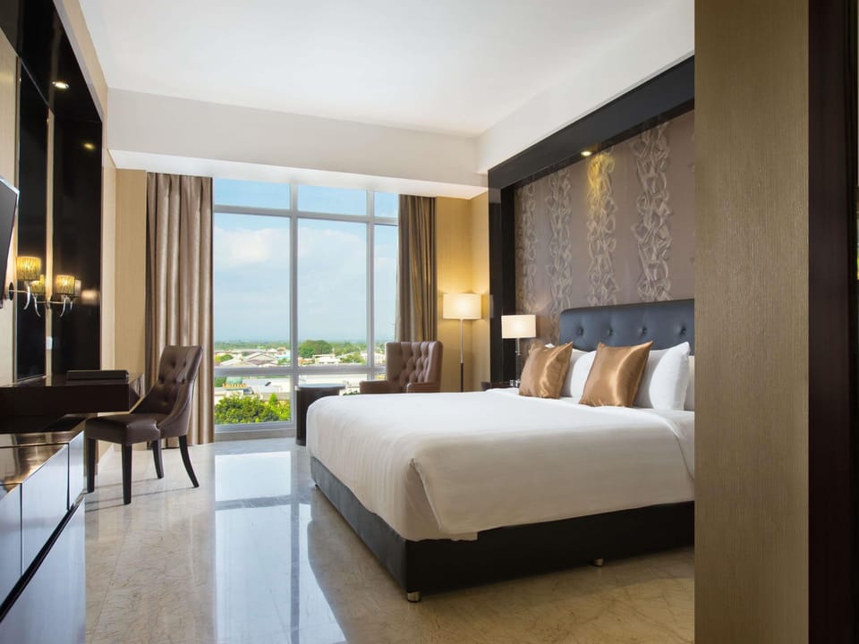 Executive Room, 1 King Bed | In-room safe, blackout drapes, rollaway beds, free WiFi