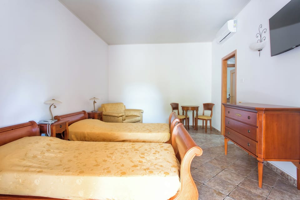 Standard Quadruple Room | Minibar, in-room safe, desk, blackout drapes