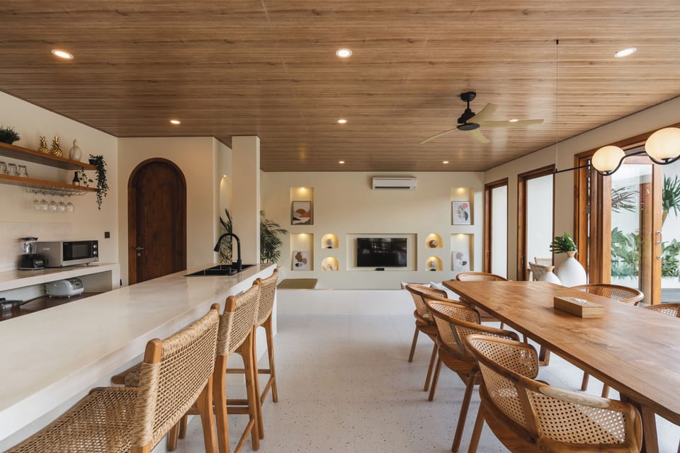 Deluxe Villa, 3 Bedrooms, Balcony, Pool View | Dining room
