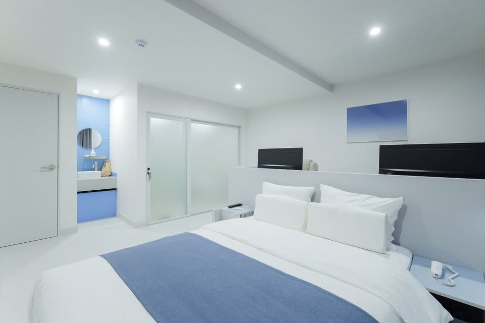 2PC | Premium bedding, memory foam beds, soundproofing, free WiFi