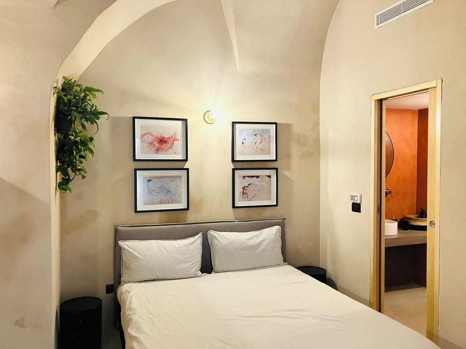 Design Double Room, 1 Queen Bed, Non Smoking, Private Bathroom | Blackout drapes, soundproofing, WiFi (free), bed sheets