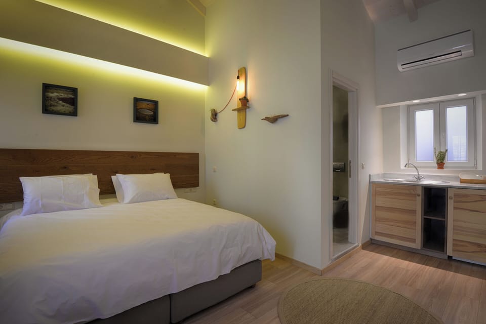 Deluxe Double or Twin Room | In-room safe, desk, blackout drapes, soundproofing