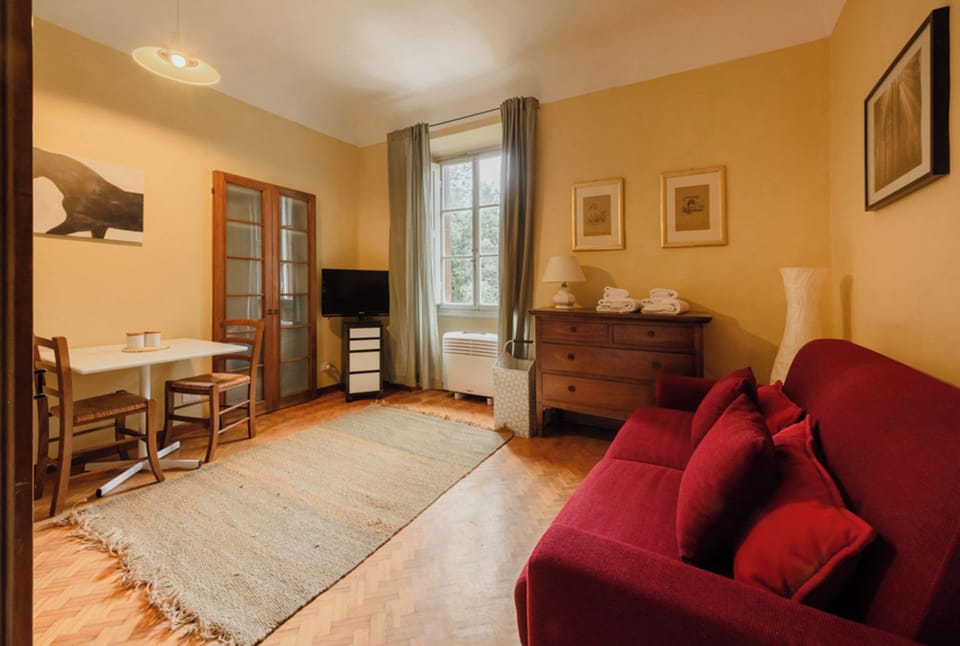 Comfort Studio | Living area | Flat-screen TV