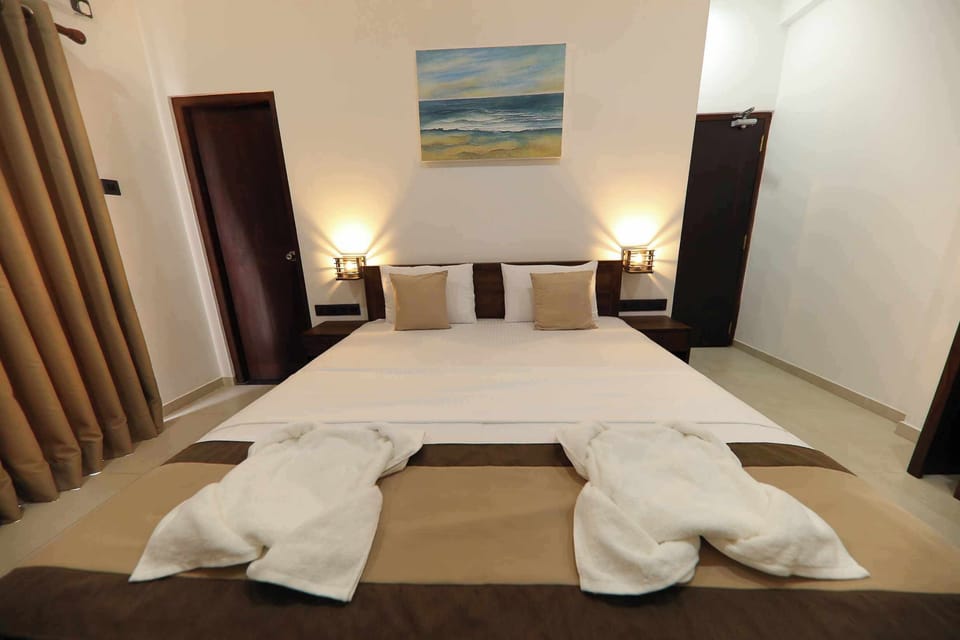Luxury Triple Room, Balcony | Desk, laptop workspace, soundproofing, free WiFi