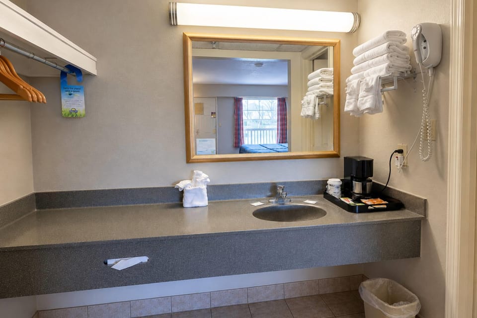 Combined shower/tub, eco-friendly toiletries, hair dryer, towels
