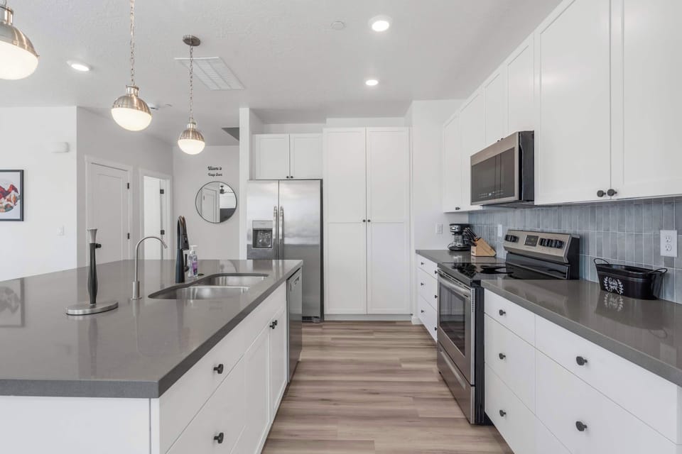 Condo, Multiple Beds, Balcony, Mountain View (Vintage Desert) | Private kitchen | Fridge, microwave, oven, stovetop