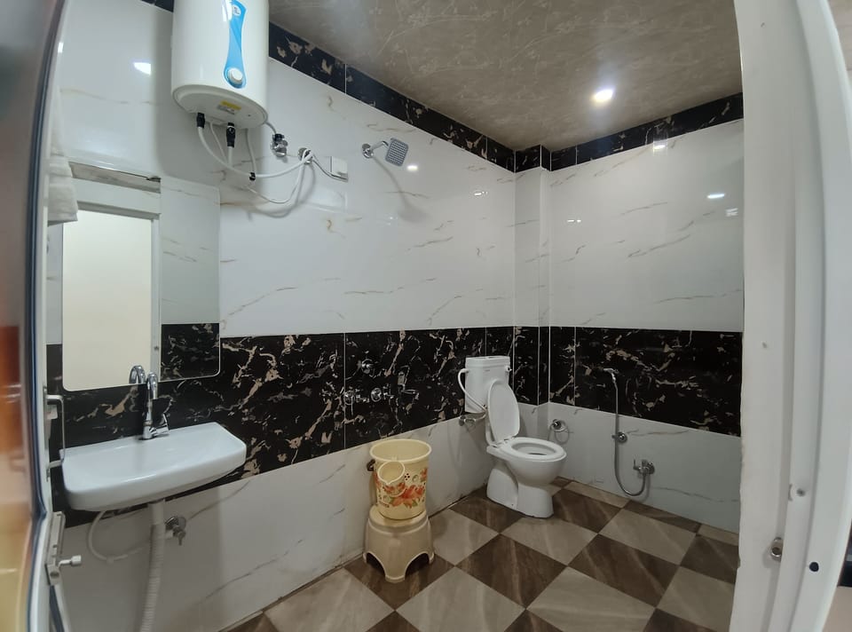 Deluxe Triple Room | Bathroom | Free toiletries, soap