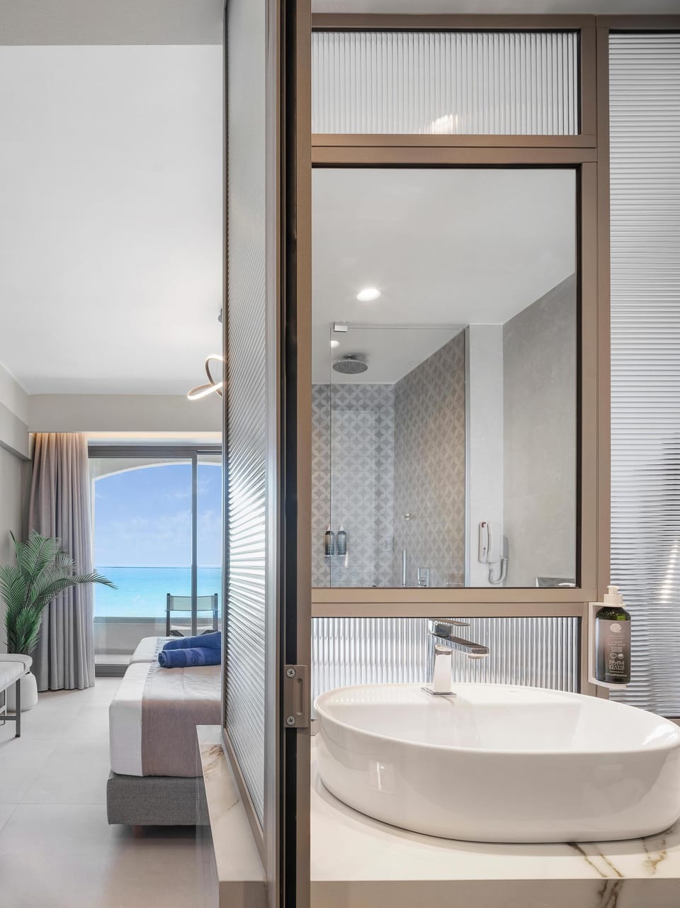 Superior High Floor Double or Twin, Sea View | Bathroom | Free toiletries, hair dryer, towels