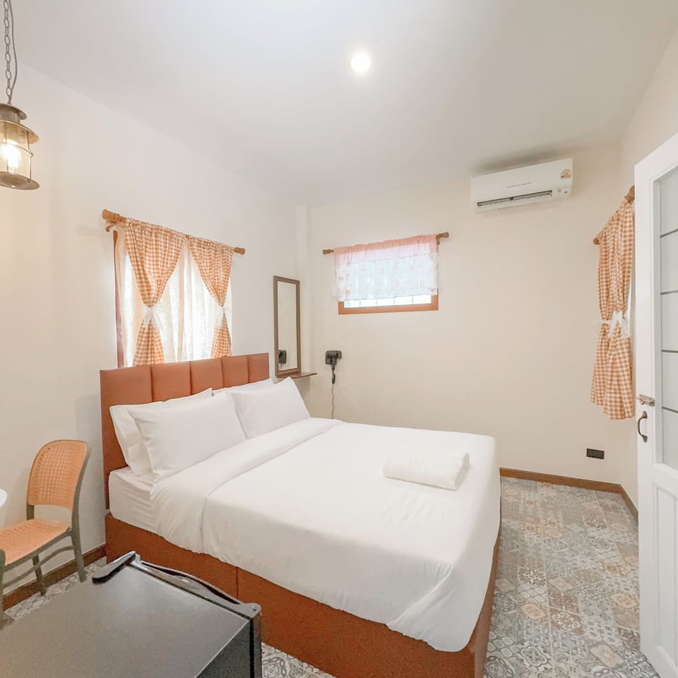 Standard Studio, Balcony, City View | Desk, soundproofing, free WiFi