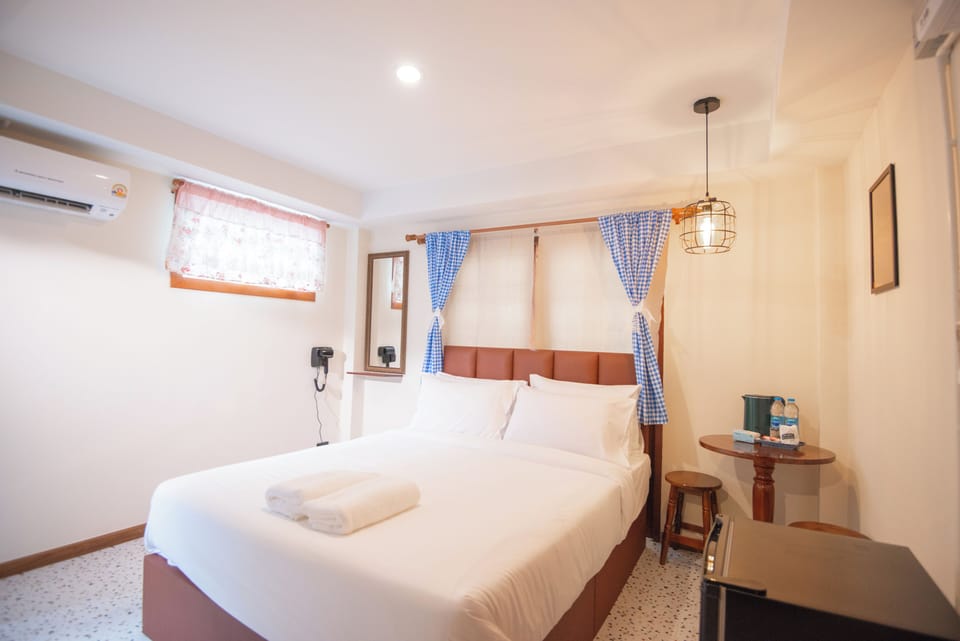 Standard Studio, Balcony, City View | Desk, soundproofing, free WiFi