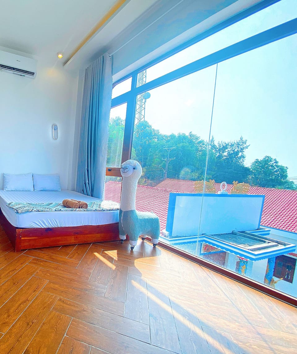 Deluxe Double Room, Sea View | Desk, iron/ironing board, free WiFi, bed sheets