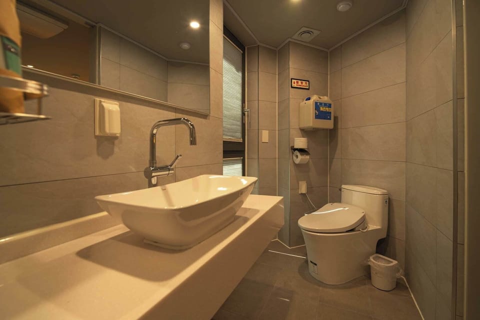 Deluxe Room, Balcony, Corner | Bathroom | Hair dryer, slippers, towels, soap