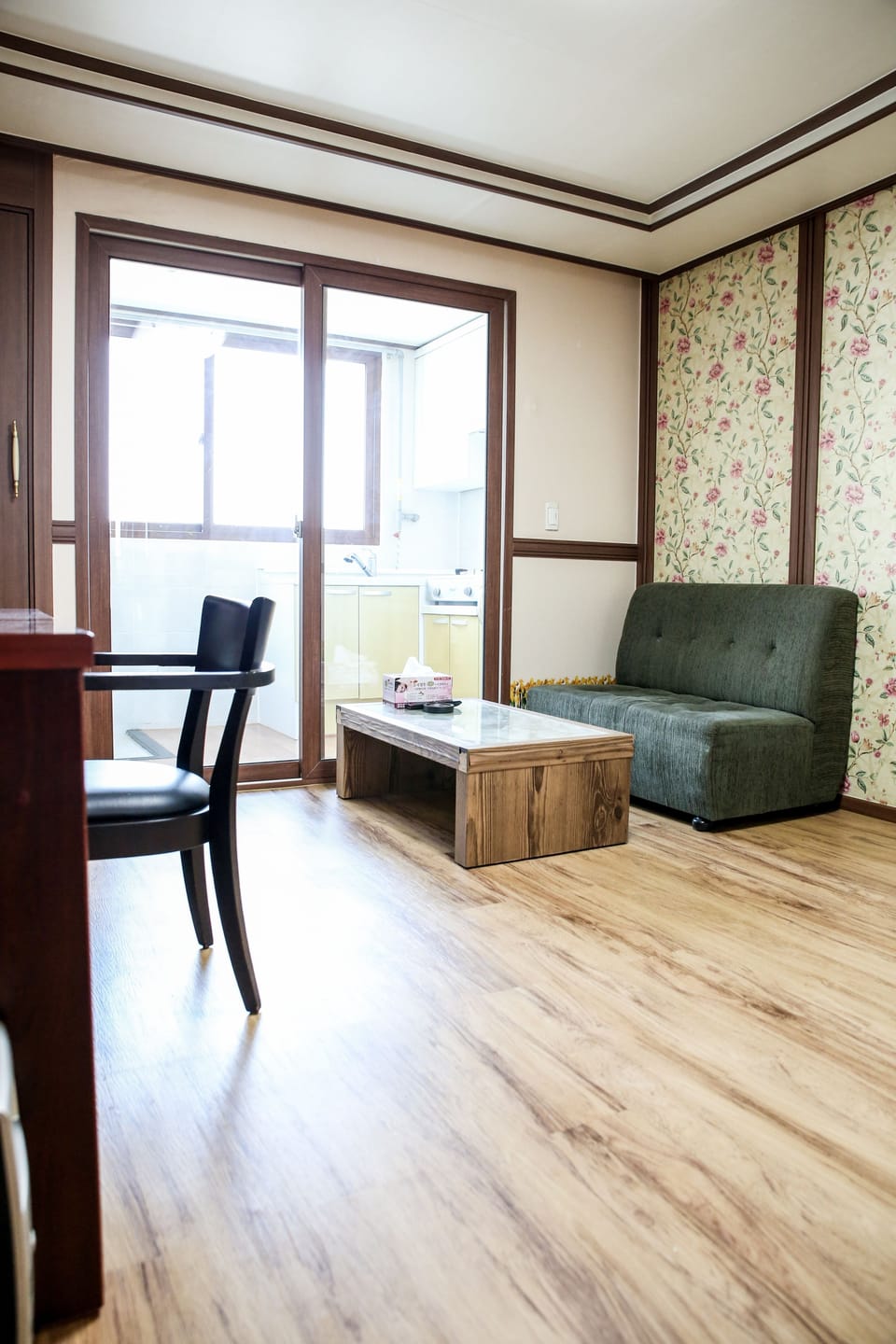 Suite | Desk, blackout drapes, iron/ironing board, free WiFi